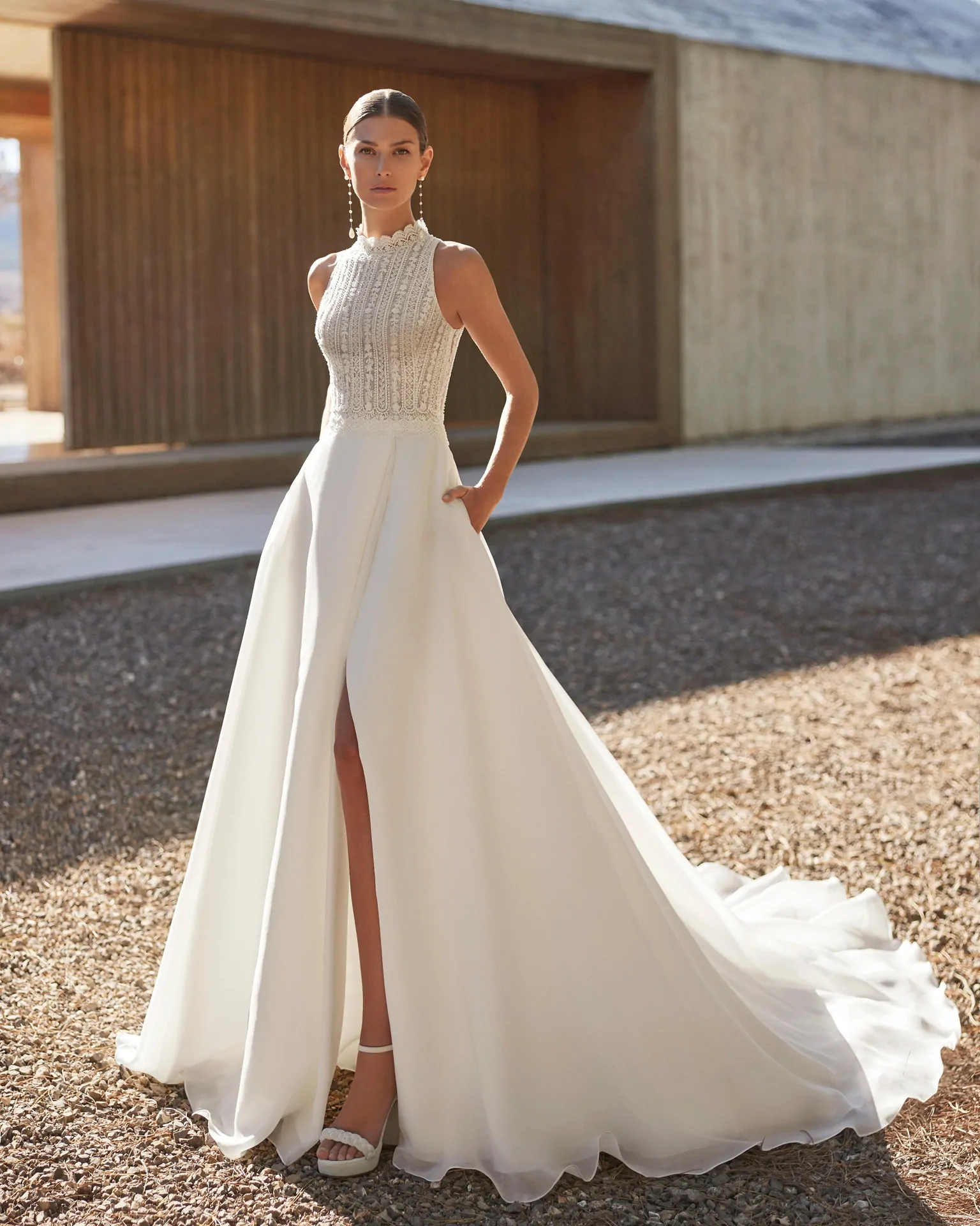 langes rosa clara brautkleid mit beinschlitz und stehkragen