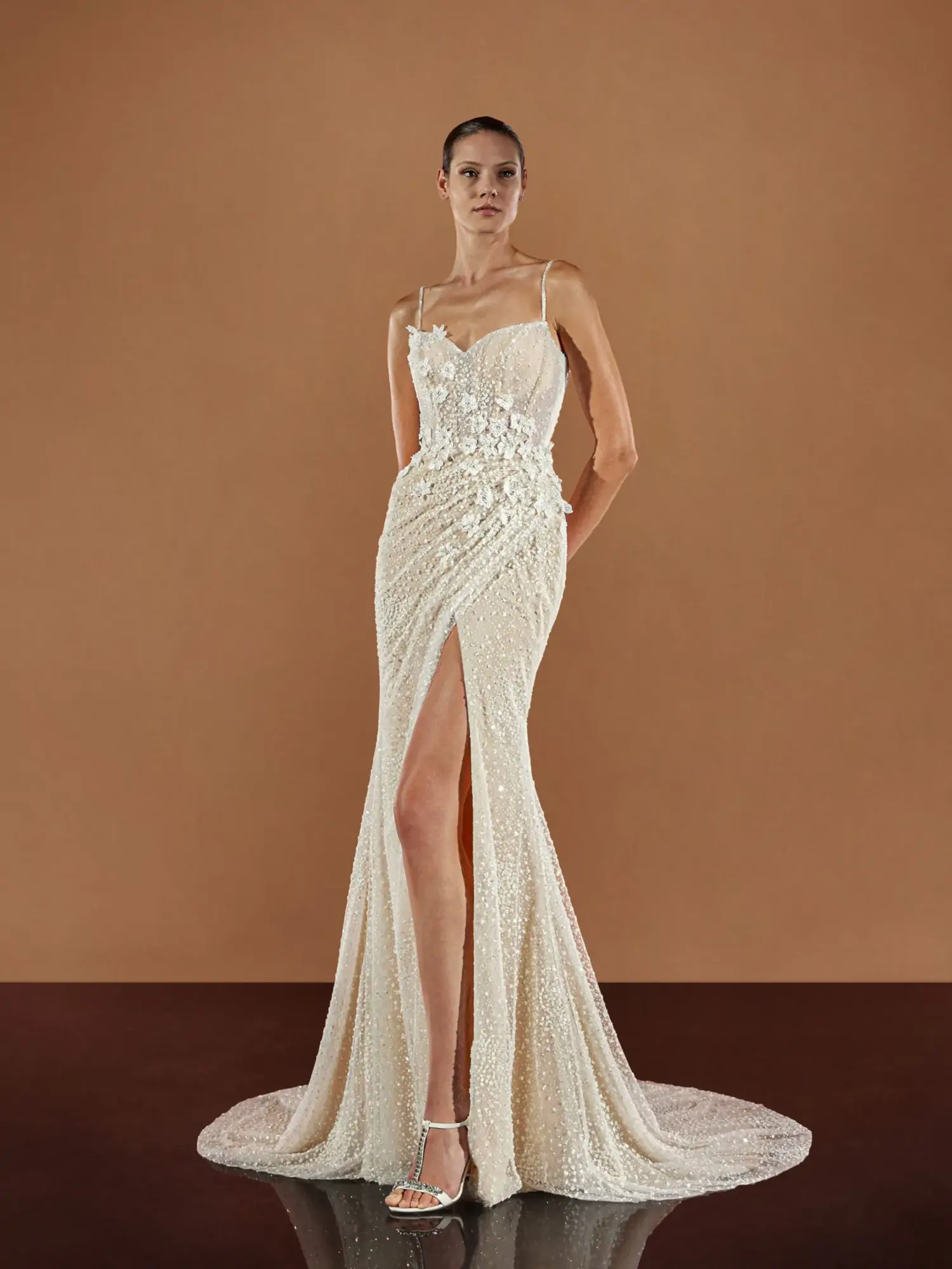 figurbetontes brautkleid mit beinschlitz und glitzer