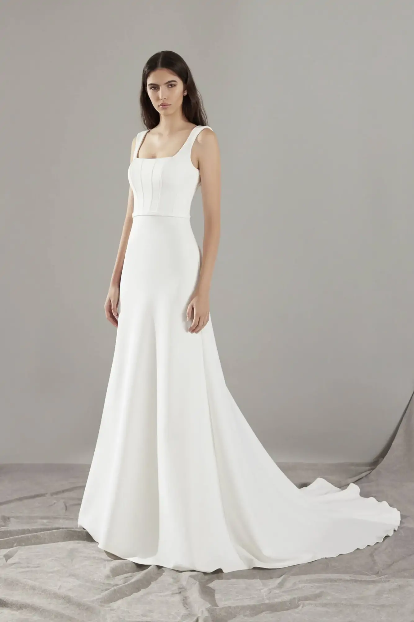 schlicht elegantes hochzeitskleid in klassischem look