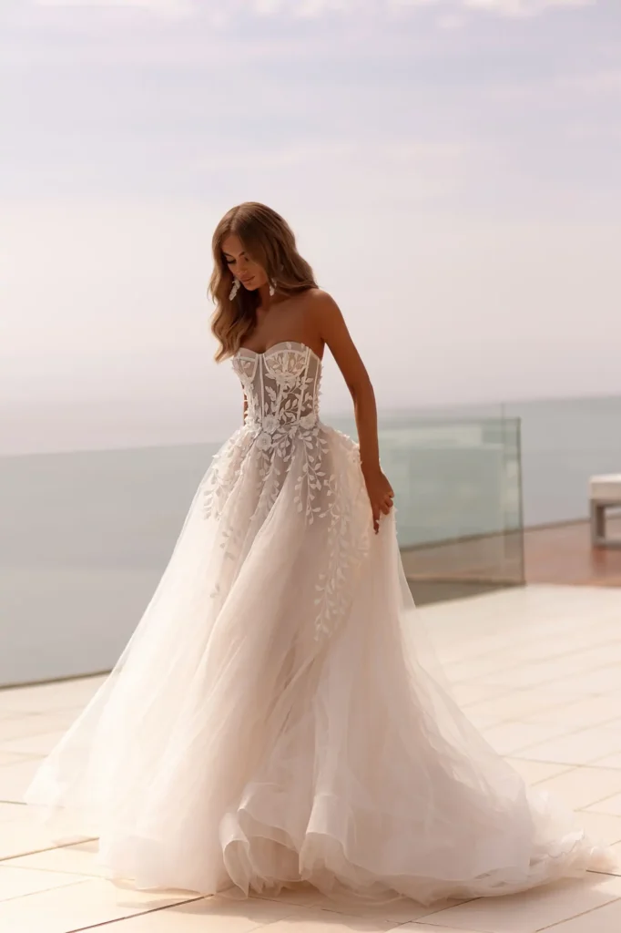romantisches schulterfreies princess brautkleid von tina valerdi